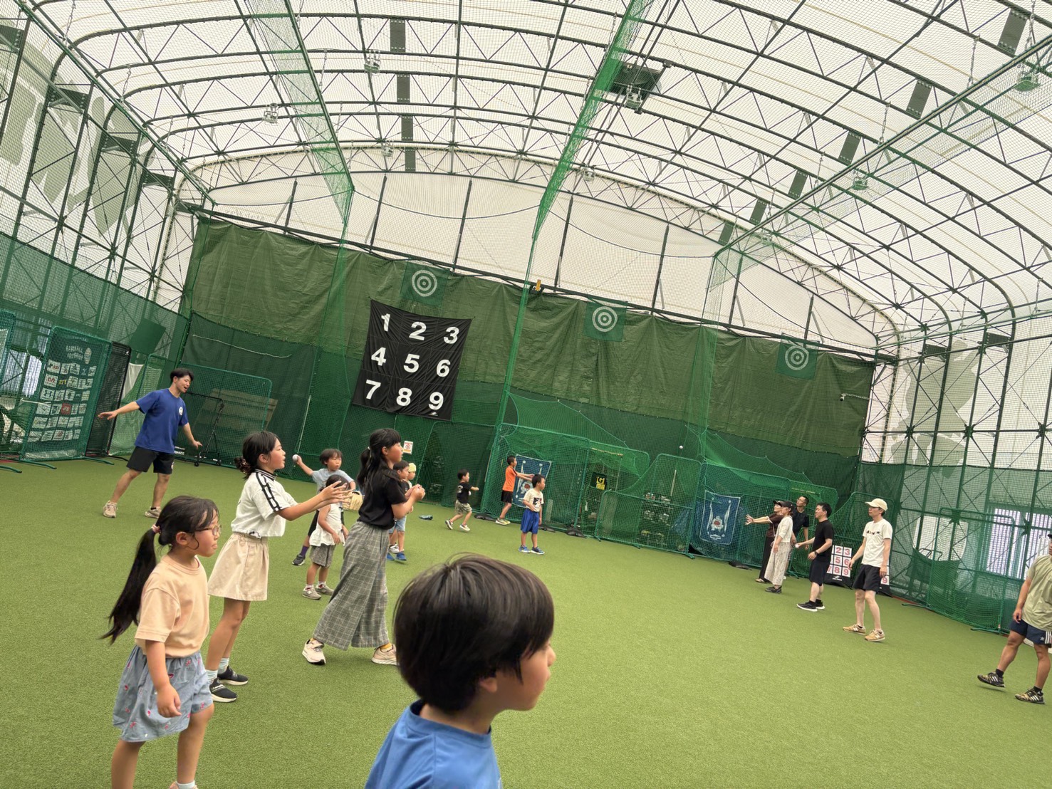 親子で野球を楽しむイベントを案内する平岩拓海